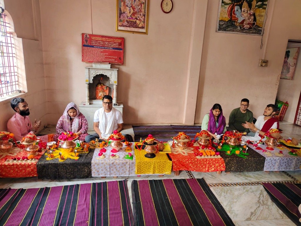 उज्जैन मंदिर परिसर में समूह वैदिक अनुष्ठान