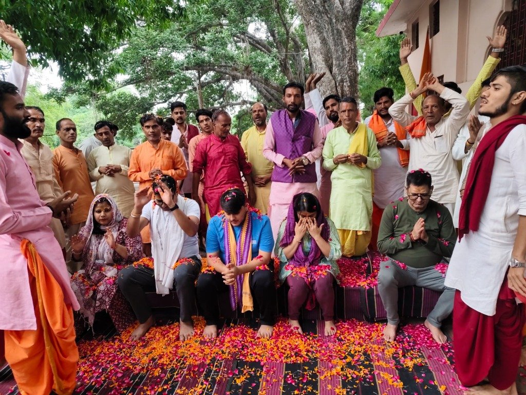 उज्जैन पवित्र वटवृक्ष परिसर पुष्प वर्षा एवं पूर्णाहुति आशीर्वाद